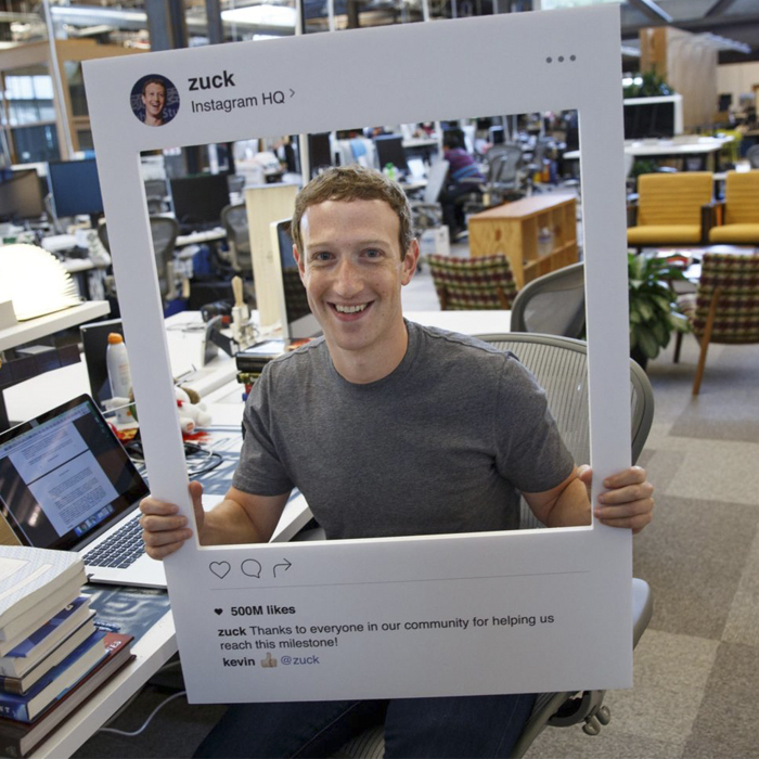 Марк Цукербер заклеивает web-камеру на своём ноутбуке